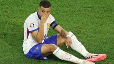 Mbappé sufrió la fractura del tabique contra Austria. Mbappé sufrió la fractura del tabique contra Austria.