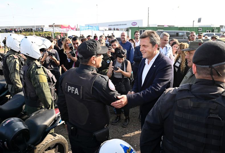 Massa en Rosario al inaugurar un centro de operaciones policiales e incorporación de 500