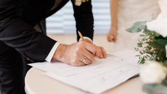 Los novios aceptaron firmar el detalle de las penas en caso de infidelidad. Los novios aceptaron firmar el detalle de las penas en caso de infidelidad.