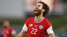 A puro festejo, el atacante nacido en Stoke-on-Trent, se ganó el cariño de los chilenos. A puro festejo, el atacante nacido en Stoke-on-Trent, se ganó el cariño de los chilenos.