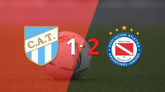 victoria apretada de argentinos juniors por 2-1 sobre atletico tucuman
