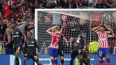 Atlético Madrid tuvo un increíble hecho: erró un penal en el último minuto en la Champions League. Atlético Madrid tuvo un increíble hecho: erró un penal en el último minuto en la Champions League.
