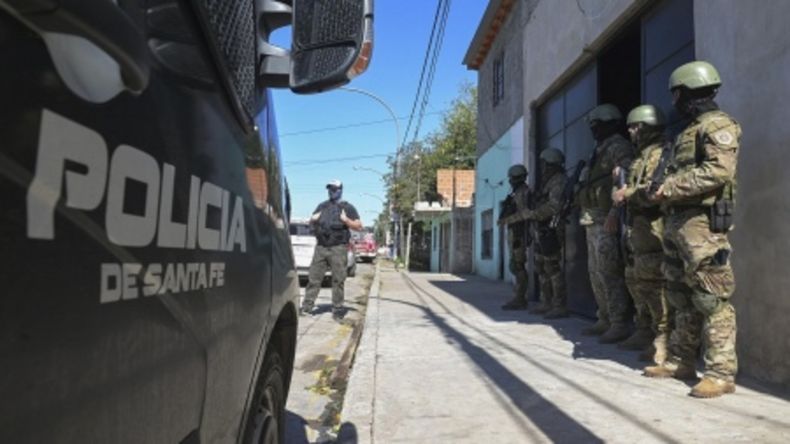 Imputaron a dos policías por brindar colaboración a un exbarra de Newells ligado a Los Monos