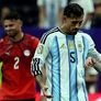 La indicación de Messi a Paredes.