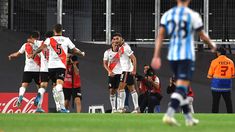 Todos abrazan a Ezequiel Barco tras su gol a Racing. Todos abrazan a Ezequiel Barco tras su gol a Racing.