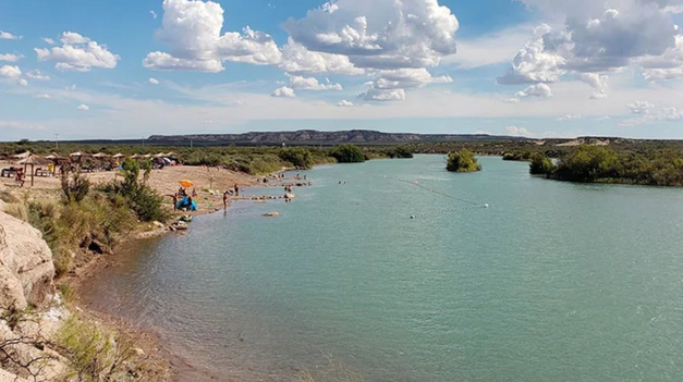 El embalse de Casa de Piedra se ha convertido en el principal atractivo turístico de este pueblo desértico