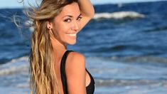 La modelo vistió un traje de baño en uno de sus tonos favoritos. La modelo vistió un traje de baño en uno de sus tonos favoritos.