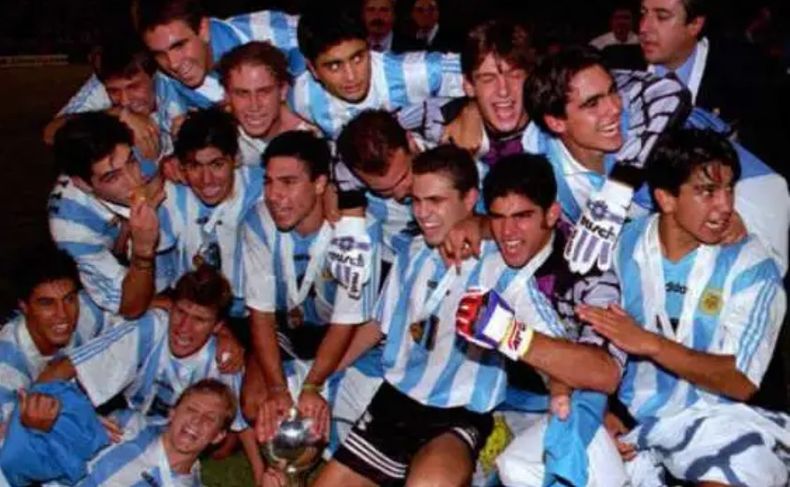 Los jugadores festejan el primer título del ciclo de Pekerman tras vencer a Brasil.