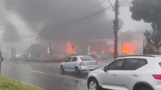 La caída de la aeronave en el centro de Gramado ocasionó un gran incendio. La caída de la aeronave en el centro de Gramado ocasionó un gran incendio.