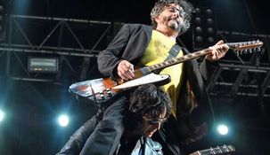 Gabriel Carámbula llevando en andas a Fito Páez.
