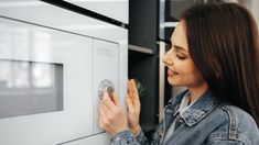 Cocer huevos en el microondas lleva solo un minuto y es ideal para ahorrar tiempo en la cocina. Cocer huevos en el microondas lleva solo un minuto y es ideal para ahorrar tiempo en la cocina.