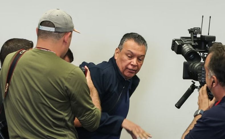 Alex Padilla es hijo de inmigrantes mexicanos.