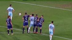 El codazo de Lema a Roger Martínez. El codazo de Lema a Roger Martínez.