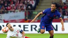 Robert Lewandowski se lamenta ante Nathan Aké.