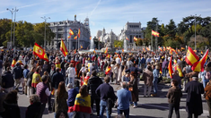 Manifestantes se movilizaron en toda España en protesta por la ley de amnistía a independentistas catalanes. Manifestantes se movilizaron en toda España en protesta por la ley de amnistía a independentistas catalanes.