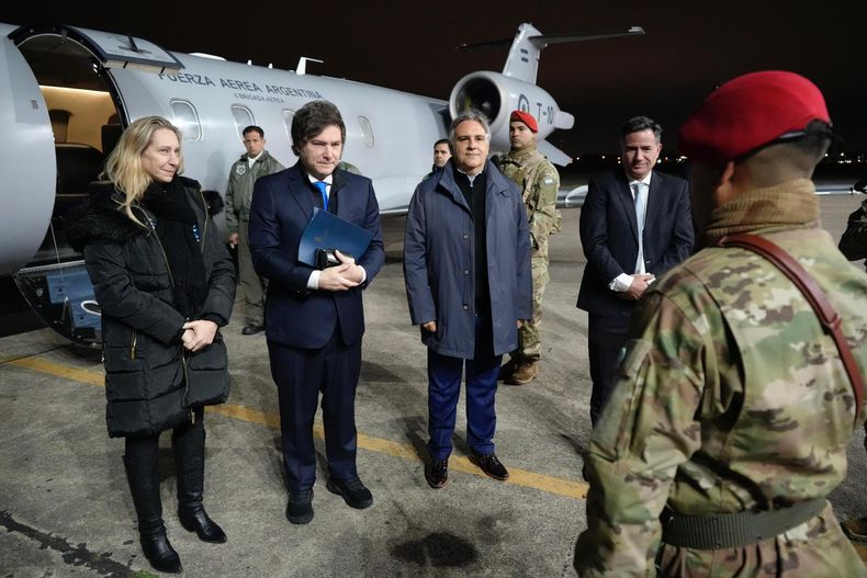 El presidente Javier Milei y la secretaria general de la Presidencia, Karina Milei, llegaron a Córdoba, donde fueron recibidos por el gobernador Martín Llaryora y el diputado Gabriel Bornoroni.