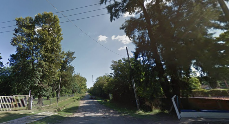 El cruce en La Reja donde murió la mujer cuenta con numerosos árboles de gran altura.