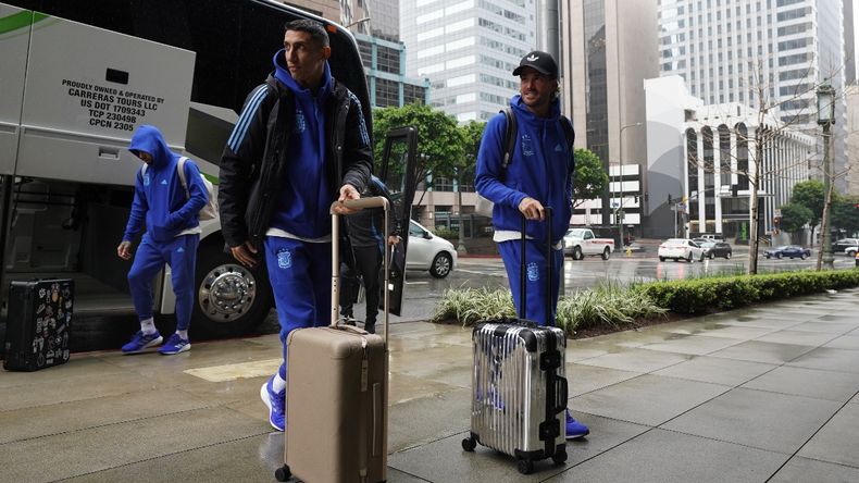 Di María y De Paul arribando al hotel donde concentra la Selección.&nbsp;
