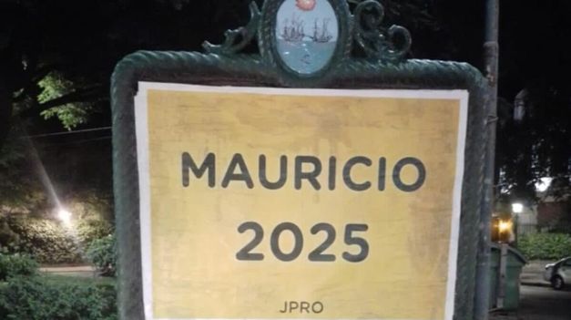 Los afiches que llevan la firma de la Juventud PRO ponen presión a La Libertad Avanza.