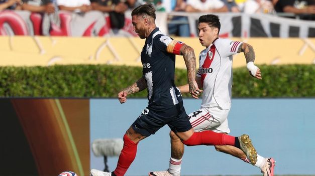 Gonzalo Montiel disputa el balón con Sergio Ramos, la figura de Monterrey.