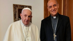 El papa Francisco en compañía del obispo de La Plata Víctor Manuel Fernández.