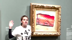 La activista tapó la obra de Claude Monet en el Museo de Orsay en repudio a las consecuencias del cambio climático. La activista tapó la obra de Claude Monet en el Museo de Orsay en repudio a las consecuencias del cambio climático.