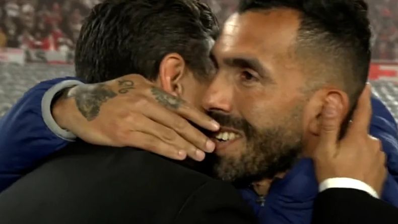 Tevez y Gallardo se fundieron en un abrazo antes de que empiece el partido entre River y Rosario Central.