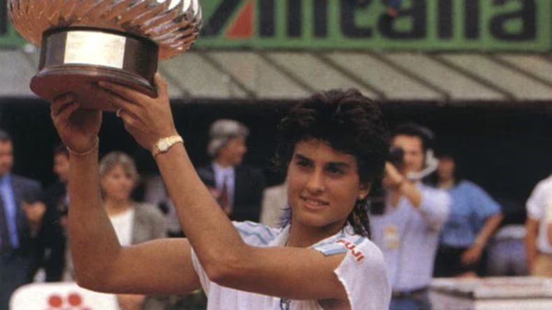 Sabatini campeona en 1988 y el trofeo.