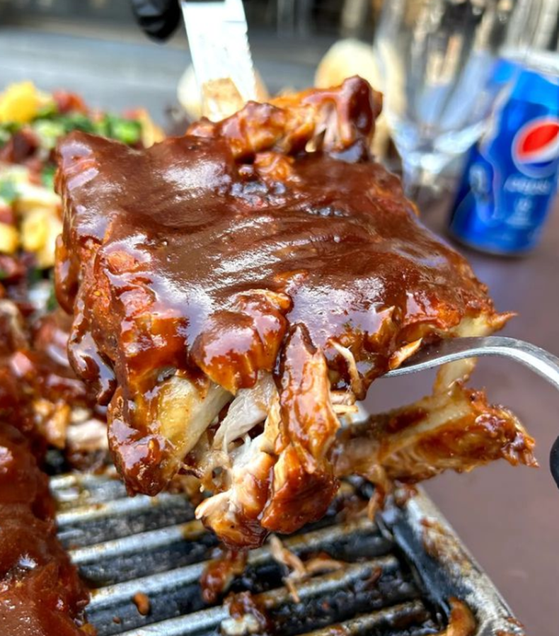 El excelente restaurante de Buenos Aires que ofrece ribs de cerdo con abundante sabor