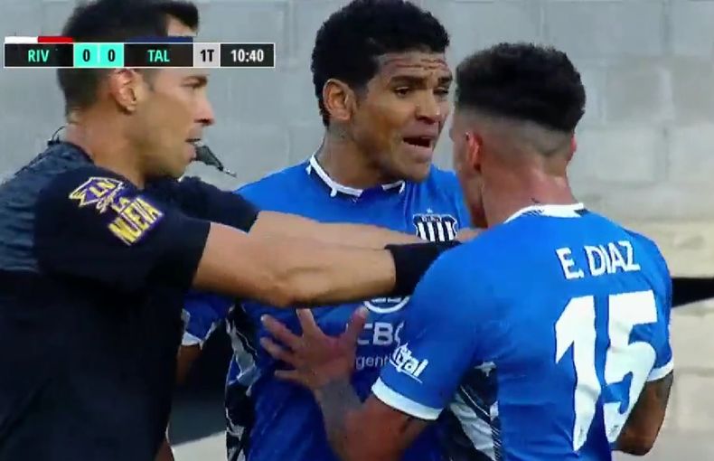 Video: dos jugadores de Talleres discutieron en medio del partido y casi se van a las manos