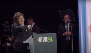 “Hola a todos!! Volvió el león, surfeando una ola de lágrimas socialistas”, publicó Milei tras su regreso de España.