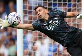 Dibu Martínez usa la camiseta 26 en su temporada debut en Chelsea.