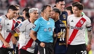 La polémica jugada se dio a los 48 minutos del 2°T cuando Boca ganaba por 1 a 0 con gol de Leandro Paredes La polémica jugada se dio a los 48 minutos del 2°T cuando Boca ganaba por 1 a 0 con gol de Leandro Paredes