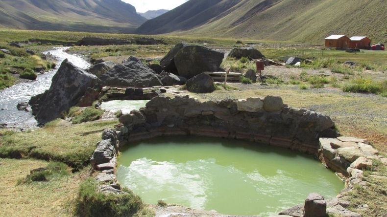 Siete piletas de aguas termales a cielo abierto, con temperaturas que oscilan entre los 25 y 40 grados, conforman el corazón de este paraíso termal. 