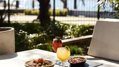 Ofrece una carta variada de comidas y tragos. Ofrece una carta variada de comidas y tragos.