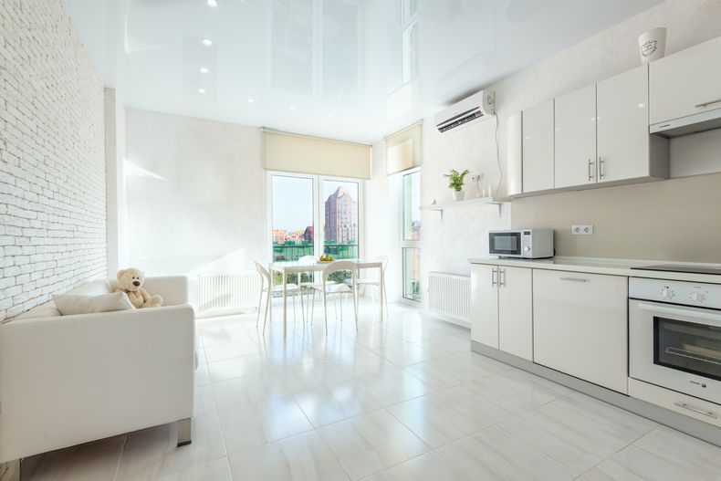 Para mitigar el impacto del calor, se recomienda mantener puertas y ventanas cerradas y limitar el ingreso de sol directo mediante cortinas o persianas.