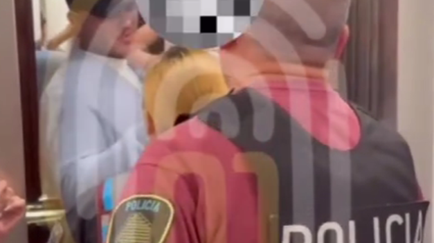 El futbolista fue imputado por hostigar a la madre de sus hijas en el departamento donde viven las tres.