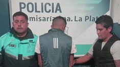 El hombre intentó agredir a los policías que lo arrestaron. El hombre intentó agredir a los policías que lo arrestaron.