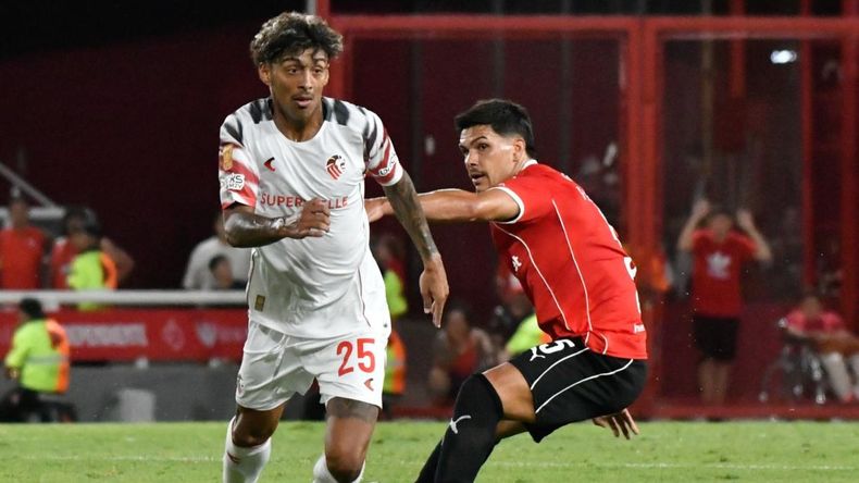 Cristian Medina escapa ante la marca del uruguayo Fernández Cedres.