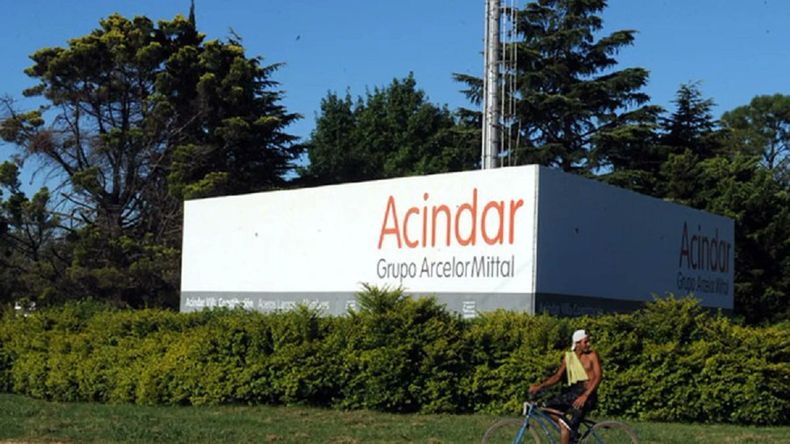 Acindar suspendió a trabajadores que se emplean en su planta ubicada en Villa Constitución, Santa Fe. Acindar suspendió a trabajadores que se emplean en su planta ubicada en Villa Constitución, Santa Fe.