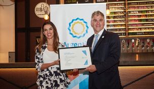 La secretaria de Promoción Turística de la Nación, Yanina Martínez, junto al director de DAGMA, Miguel de Achával.