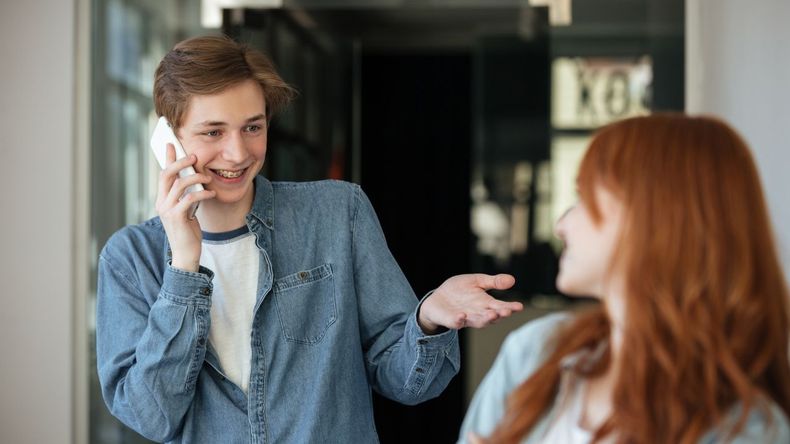  Aunque a simple vista estas conductas pueden asociarse con un carácter extrovertido o con una personalidad energética, la psicología ofrece una mirada más profunda sobre este comportamiento cotidiano.  