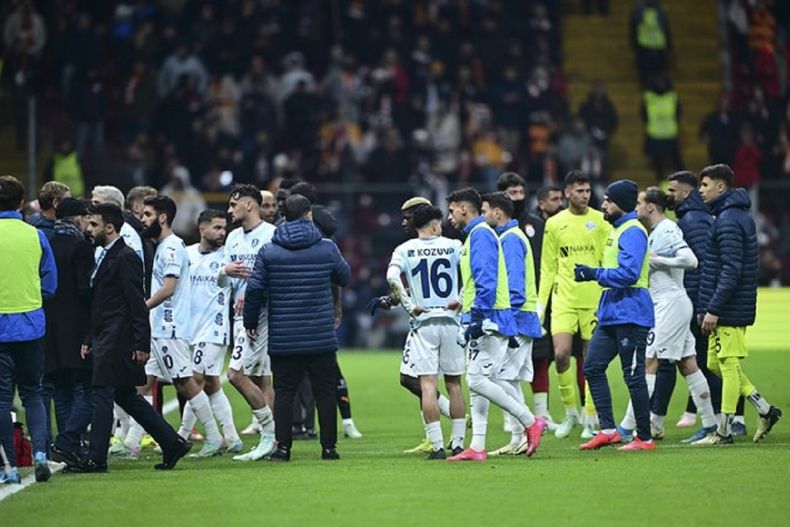 Los jugadores de Adana se retiran del campo de juego.