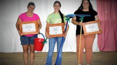 La Municipalidad de Colonia Aurora entregó elementos de limpieza a juegos realizados durante los festejos por el día de la mujer.