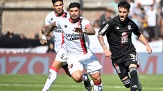 Ever Banega, autor del segundo gol de Newells, disputa el balón con Brian Sánchez, de Riestra. Ever Banega, autor del segundo gol de Newells, disputa el balón con Brian Sánchez, de Riestra.