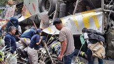 El autobús cayó en un barranco de más de 25 metros de profundidad. El autobús cayó en un barranco de más de 25 metros de profundidad.