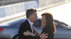 Macri y Cristina en el acto de inauguración del nuevo tramo de la autopista Illia, en 2014.