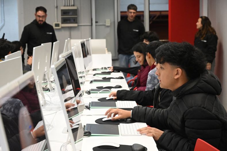 La Ciudad inauguró el primer centro TUMO para estudiantes entre 12 y 18 años