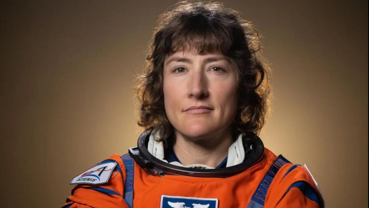 Quién es Christina Koch, la primera astronauta en orbitar la Luna en la misión Artemis 2