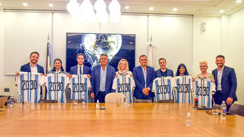 Comitiva de la FIFA fue recibida por el presidente de la AFA, Claudio 